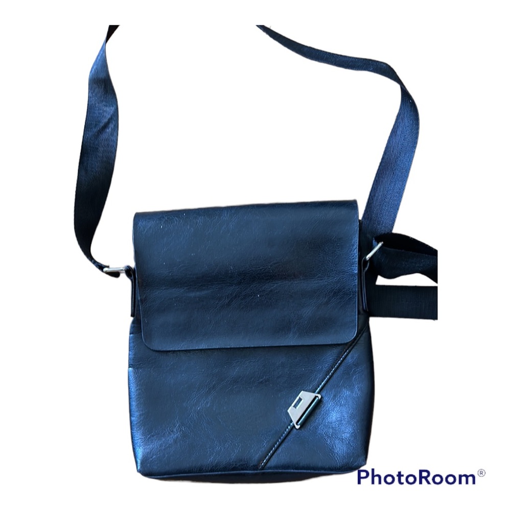 CROSSBODY black faux leather crossbody